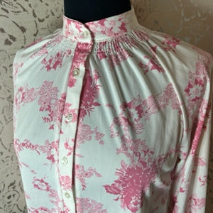 VINTAGE: MANDARIN COLLARED BLOUSE W/PINK TOILE PRINT: Size M