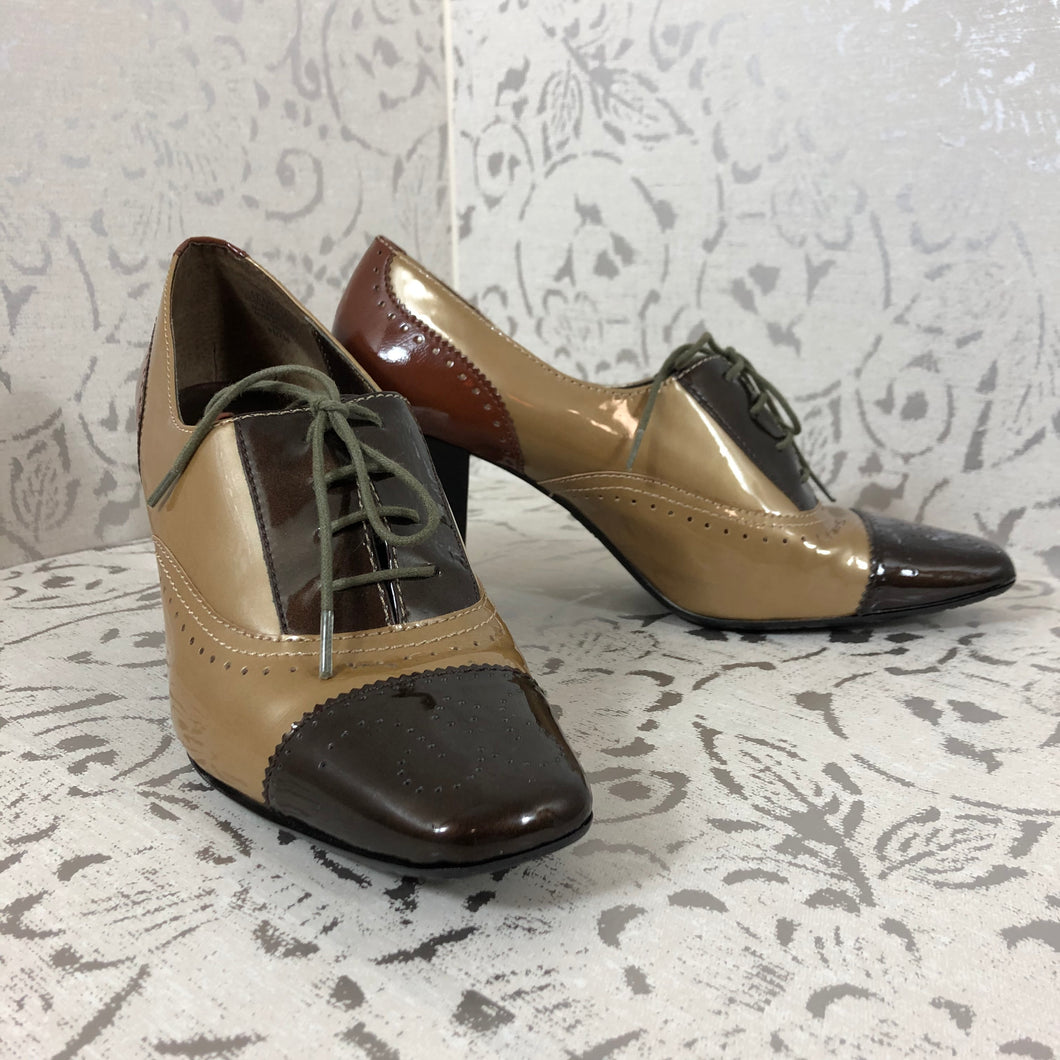 WOMEN'S HEELED PATENT LEATHER OXFORDS: Size 9