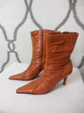 Load image into Gallery viewer, LEATHER POINTED BOOTIES - Size 6
