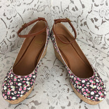 Load image into Gallery viewer, Floral and Cork Strapped Platform Shoes: Size 9
