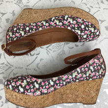 Load image into Gallery viewer, Floral and Cork Strapped Platform Shoes: Size 9
